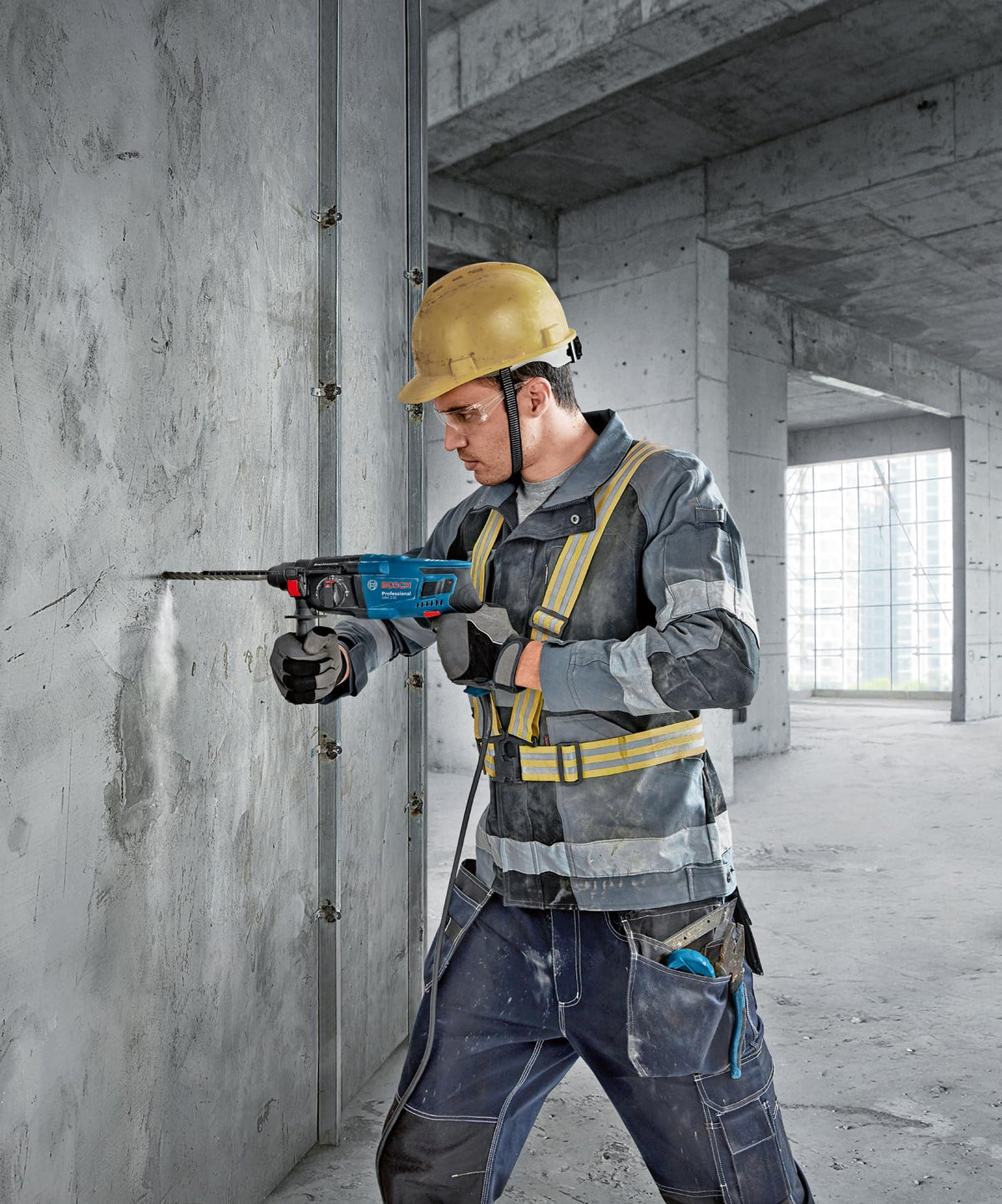 Bosch PRO Bohrhammer GBH 2-21 (mit SDS plus, inkl. Schnellspannbohrfutter mit SDS plus-Adapter, Zusatzhandgriff, Maschinentuch, Tiefenanschlag, Handwerkoffer)