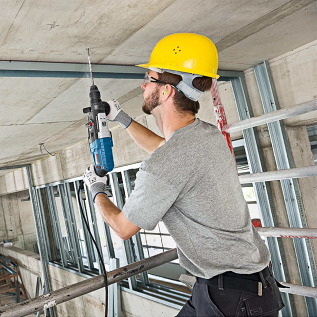 Bosch PRO Bohrhammer GBH 2-28 F (inkl. Zusatzhandgriff, Tiefenanschlag 210mm, Maschinentuch, Schnellwechselbohrfutter, Wechselfutter SDS-plus, Handwerkoffer)